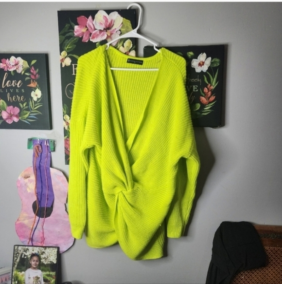 🍂🍁Like new Fashion to figure neon green sweater size 2 - Picture 2 of 4